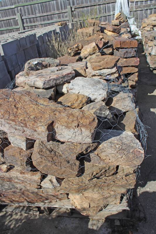 lot 1390 image: 5 Pallets of Moss Stone