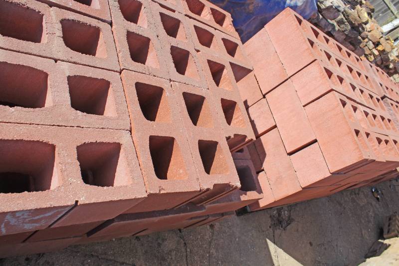 lot 1396 image: Lot of 100 Pieces - 8 x 8 x 16 Block on 2 Pallets