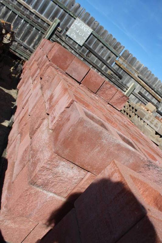 lot 1397 image: Lot of 205 Pieces on 3 Pallets - 8 x 8 x 16 Split Face