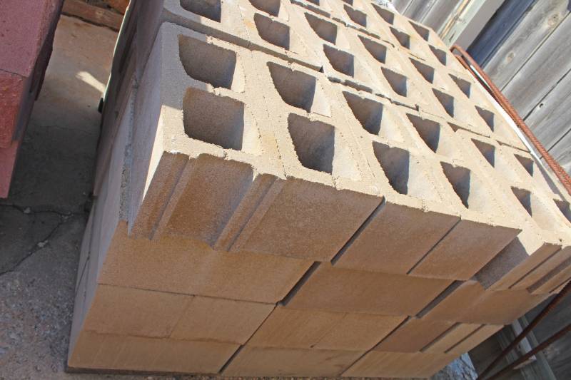lot 1398 image: 72 Pieces on one Pallet - 8 x 8 x 16 - some bull nose