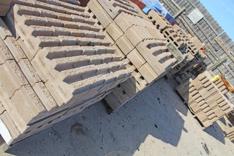 lot 1399 image: Approx. 850 - 9 Pallets - Fluted - Some 45 degrees (45 deg is all on one pallet)