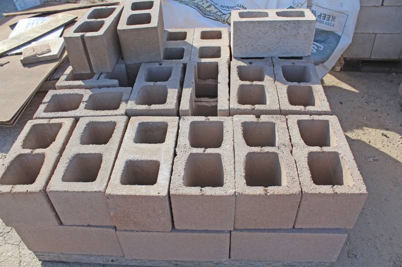 lot 1400 image: 36 Pieces - 1 Pallet 8 x 8 x16 - Mostly Split Face