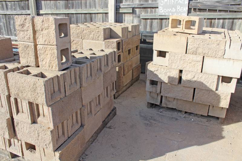 lot 1403 image: Approx. 205 pieces on 3 Pallets - 8 x 8 x 16 - Split Face Bond Beam