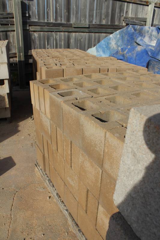 lot 1404 image: Lot of 384 Pieces on 3 Pallets 8 x 8 x 8