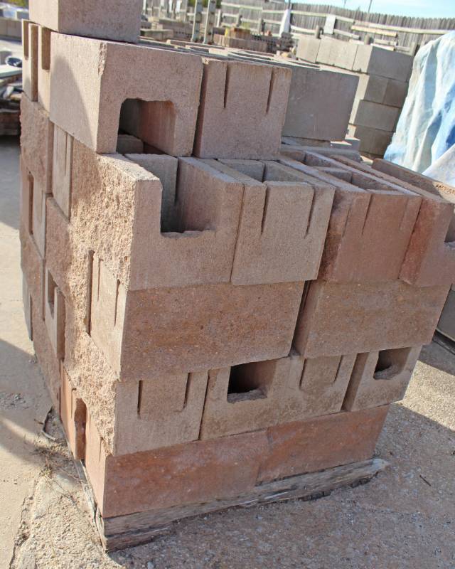 lot 1406 image: Lot of 46 Pieces on 1 Pallet 8 x 8 x 16 Split Face Bond Beam