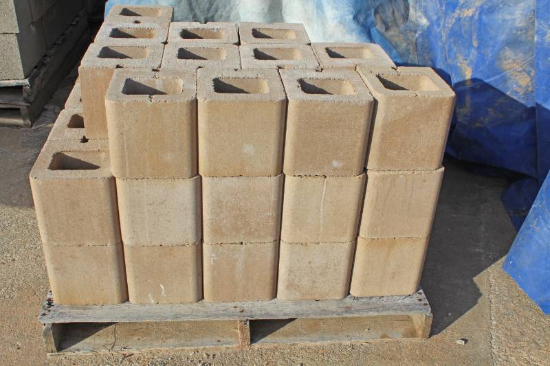 lot 1407 image: Lot of 62 Pieces on 1 Pallet 8 x 8 x 8 Bull Nose