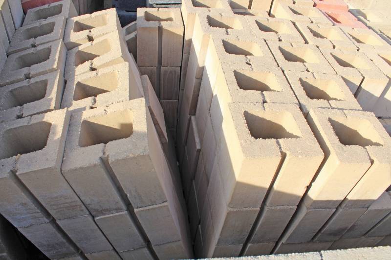 lot 1409 image: Lot of 130 - 8 x 8 x 8 on one pallet - pallet is bad buyer must self-load this one