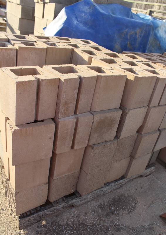lot 1414 image: Lot of 130 Count - 1 Pallet 8 x 8 x 8 Bull Nose