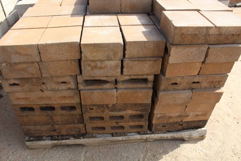 lot 1415 image: Lot of 112 Pieces on 1 Pallet - 4 x 8 x 16 - Split Face
