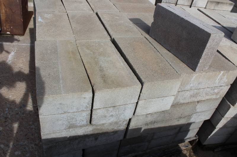 lot 1417 image: Lot of 90 Pieces on one Pallet 4 x 8 x 16 - Solid Split Face
