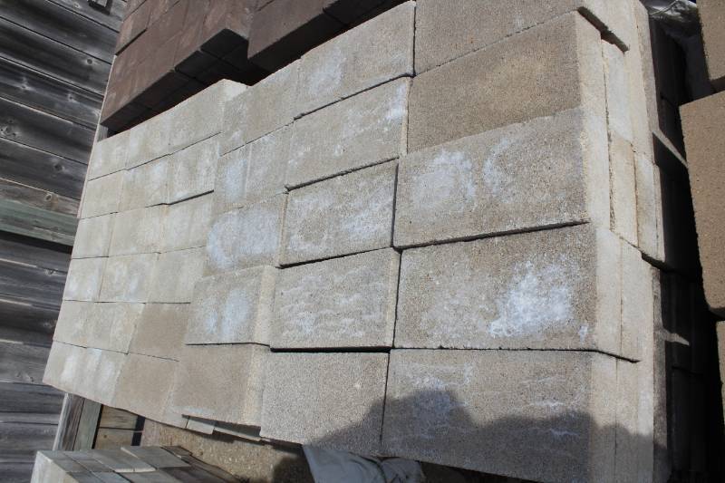 lot 1419 image: 198 Pieces on 2 Pallets - Split Face 4 x 8 x 16 - 1 pallet is bad and may need to be hand loaded by buyer