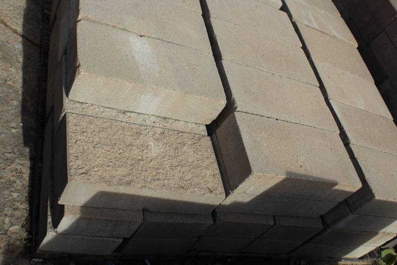 lot 1420 image: 71 Pieces - Solid 4 x 8 x 16 Solid Split Face - buyer to hand load as pallet is bad