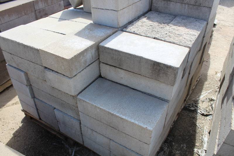 lot 1421 image: 100 Pieces - Solid 4 x 8 x 16 Solid Split Face - buyer to hand load as pallet is bad