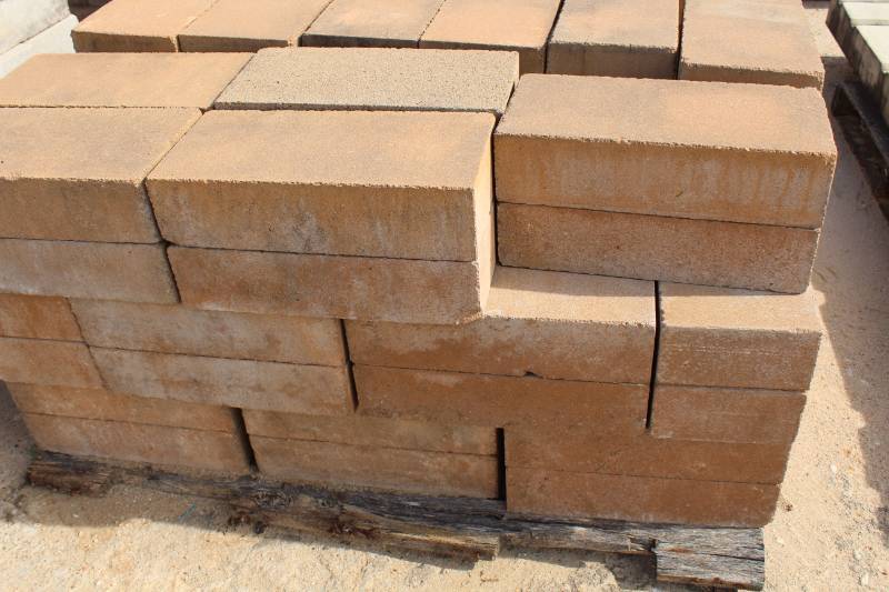 lot 1422 image: 88 Pieces - Solid 4 x 8 x 16 Solid Split Face - buyer to hand load as pallet is bad