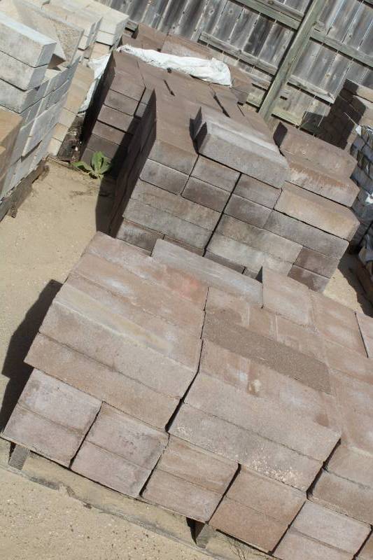lot 1423 image: Lot of 400 Pieces - 4 x 8 x 16 Solid Split Face - Buyer will need to  hand loaded onto new pallets provided by buyer