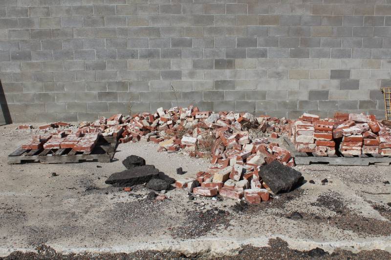 lot 1512 image: 300 Plus Uncleaned Used Brick - Most are loose on slab