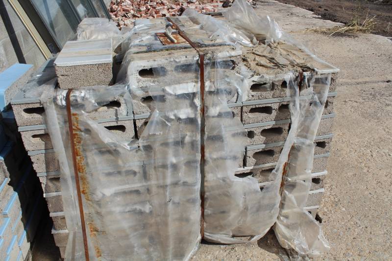 lot 1513 image: Approx 125 Pieces of 4 x 8 x 16 tile faced block