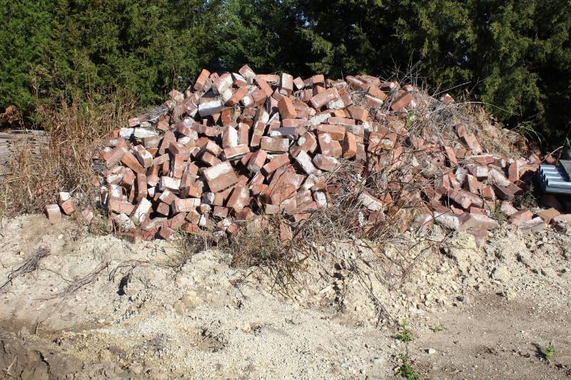 lot 1519 image: Pile of Used Brick - Base of pile exeeds 8ft x 12 ft and over 4ft high