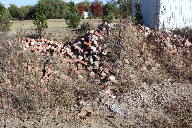 lot 1520 image: Pile of used brick - Come to preview to check this one out