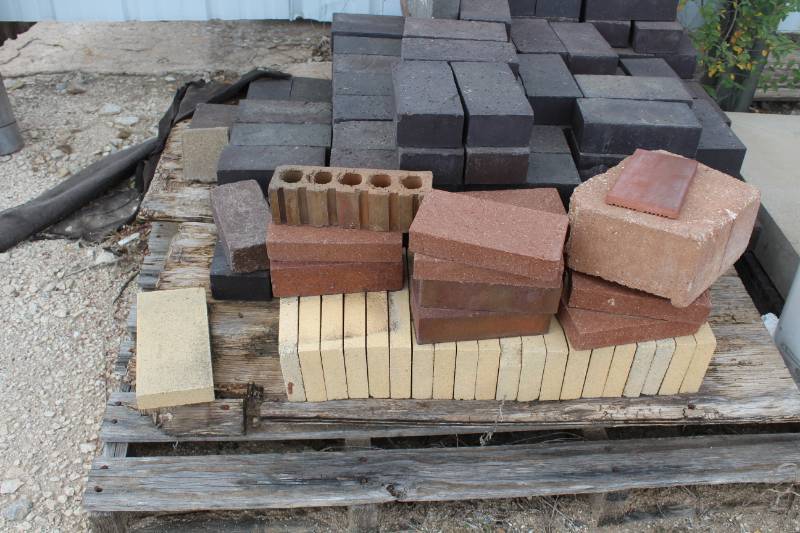 lot 1496 image: Approx. 150 Mixed Brick