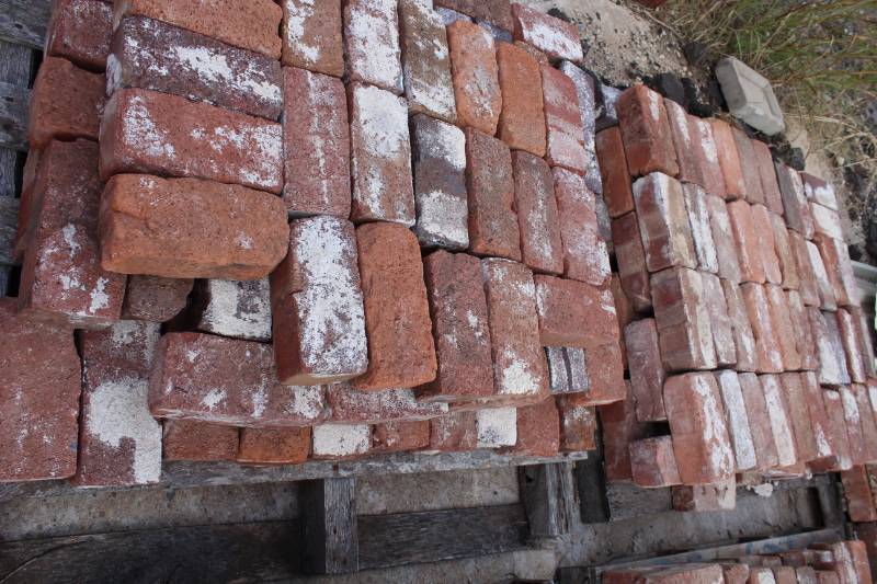 lot 1498 image: Approx 215 Used Brick on 2 Pallets