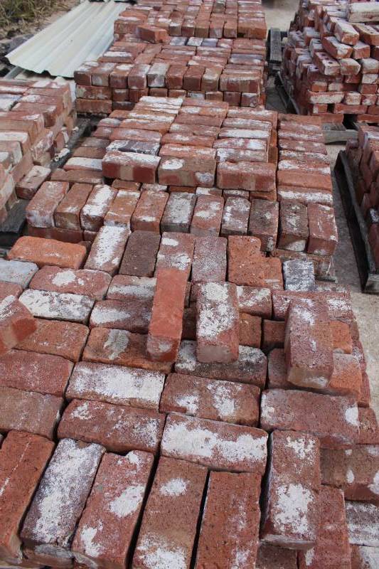 lot 1499 image: Approx 580 Used Brick on 4 Pallets