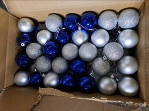 lot 3274 image: Hollowfly 45 Pcs Velvet Christmas Balls Ornaments Bulk, Large Flocked Christmas Tree Ornaments Glittery Shatterproof Hanging Plastic Balls for Holiday Xmas Home Decor(Blue White)
