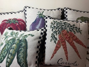 lot 131 image: Veggie Pillows (5), New Condition