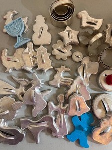 lot 138 image: Vintage CookieBiscuit Cutters in Metal Tin