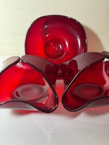 lot 144 image: Vintage Viking Glass Handkerchief (2) and Four Point (1) Bowls