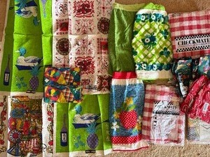 lot 204 image: Misc Vintage Linens and Aprons From Around the Kitchen