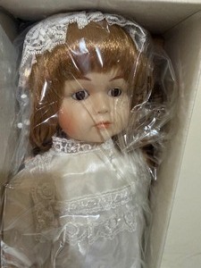 lot 237 image: Vintage Collectors Porcelain Doll, NIP