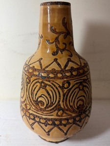 lot 261 image: Italian Pottery Vase, 11