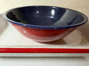 lot 253 image: Vintage Enamel Bowl and Pan