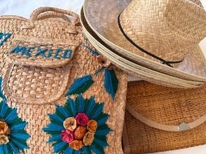 lot 326 image: Straw Bag and Hats Made in Mexico and Wicker Clutch