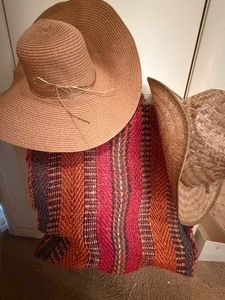 lot 328 image: Vintage Straw Bag and Hats, Fun Condition