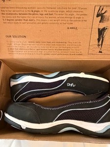 lot 330 image: Ladies Shoes, Size 7, New in Box