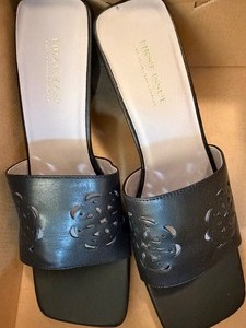 lot 331 image: Ladies Shoes, Size 8, New in Box