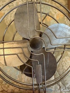lot 340 image: Vintage Fan, Powers On
