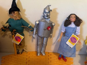 lot 347 image: Vintage Wizard of Oz Figurines w Plastic Yellow Brick Stands
