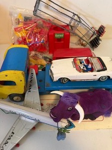 lot 355 image: Vintage Misc Toys, Bottom of the Toy Box Bits and Pieces, Various Models, Projects and MORE