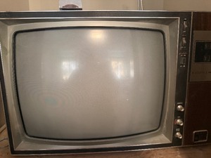 lot 356 image: Zenith 19 TV w Remote