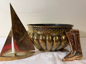 lot 382 image: Vintage Brass Bowl, Boat and Boot