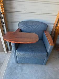 lot 10 image: Mid Century Modern Lounge Chair with Attached Side Table