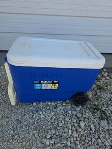 lot 22 image: Igloo Wheeled Cooler with Handle 38 Quart Capacity