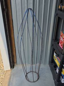 lot 93 image: Metal Garden TrellisTopiary Stand