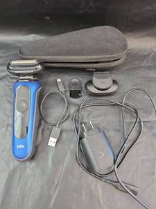 lot 228 image: Braun Series 6 SensoFlex Electric Shaver - Like New