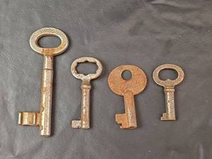 lot 306 image: Skeleton Keys Set of 4