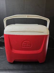 lot 322 image: Igloo Cooler 28Qt RedWhite
