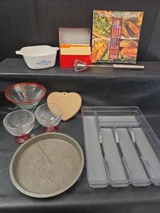 lot 369 image: Kitchen Collectibles Bundle with Pampered Chef Heart Stone
